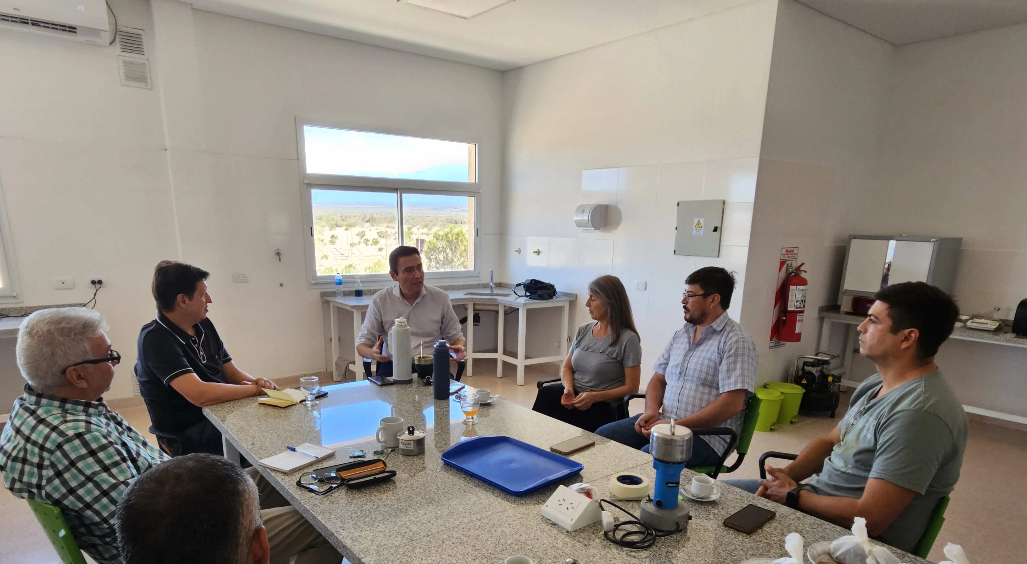 Hugo Vera en reunión con autoridades del Centro Olivícola de Arauco